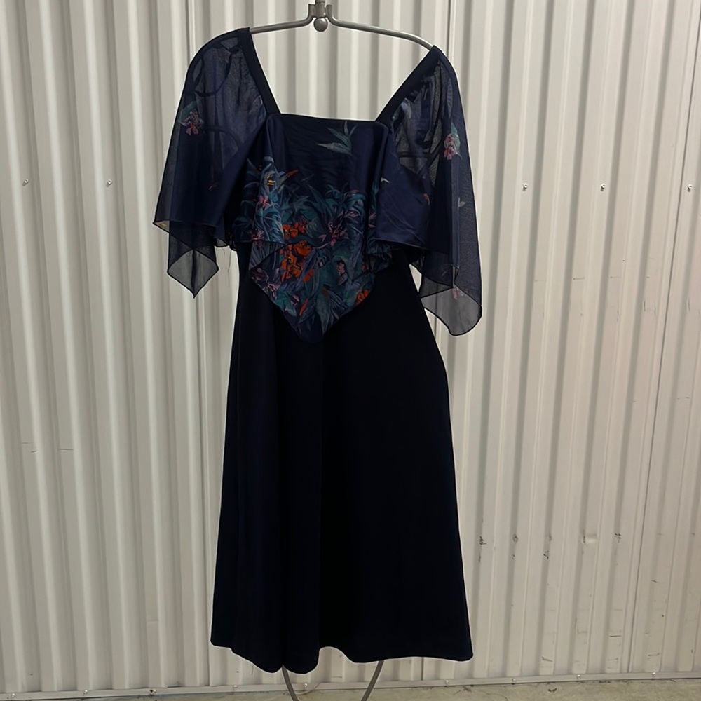 Polyester 80’s dress! Very Flattering